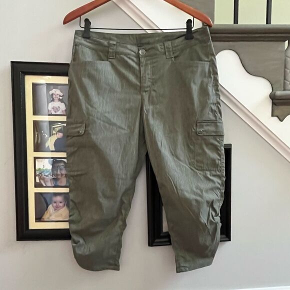 Eddie Bauer Horizon Green Cargo Capri Athletic Pants sz 8 NWOT - Picture 1 of 9